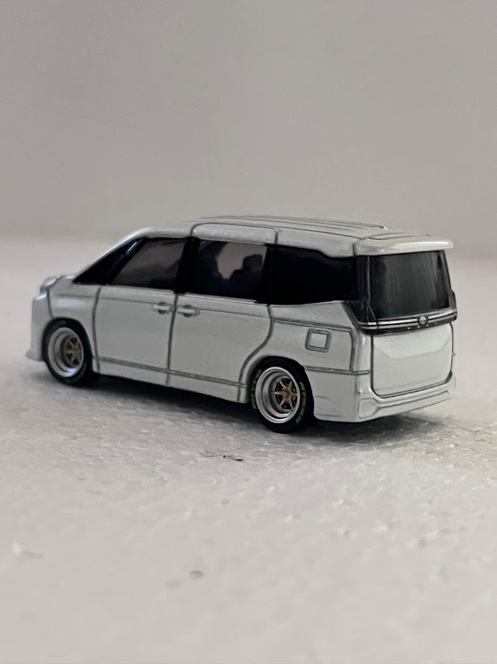 ヴォクシーのチームピンストライプ・トミカ初回限定カラー・トミカ改造・ヴォクシー90系に関するカスタム事例の投稿画像15枚目