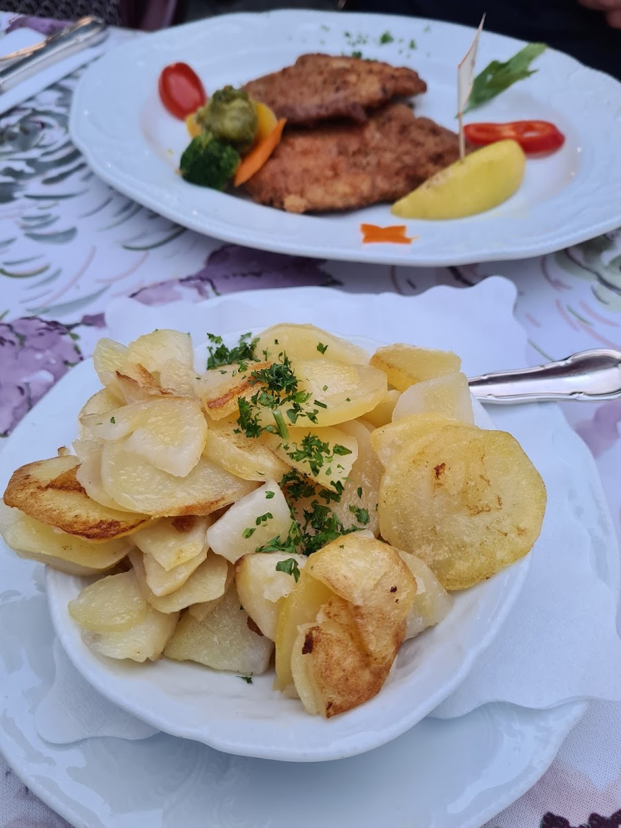 Paniertes Schweinrschnitzel mit Bratkartoffeln