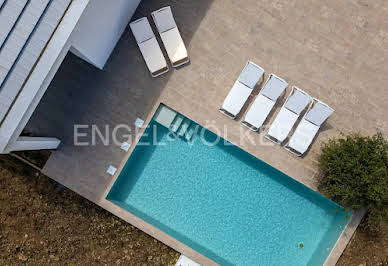 Maison contemporaine avec piscine et jardin 3