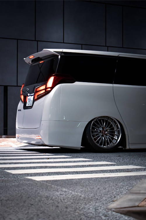 アルファードの車高の高さは知能の高さ・ワークホイール・フェンダーポール・ブレンボキャリパー・workwheelsに関するカスタム事例の投稿画像2枚目