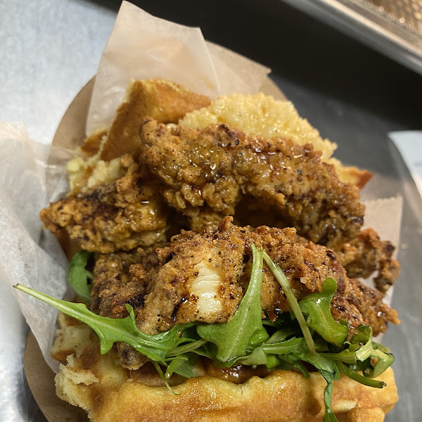 Check out our Gluten-free Chicken #1 with cheesy grits, arugula and maple syrup! If you’re feeling adventurous double-up on the fried chicken! 🤤