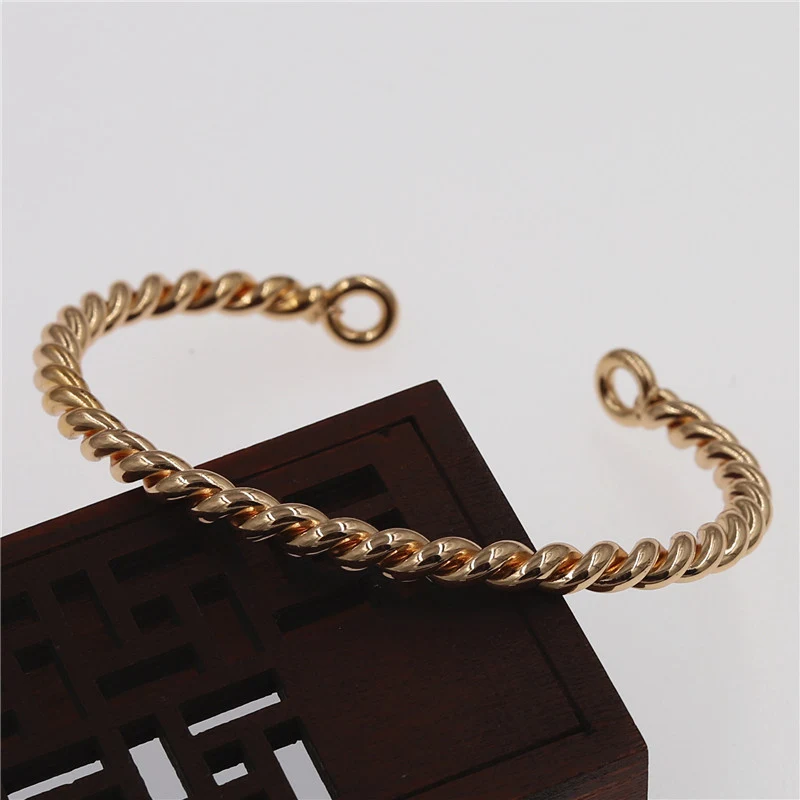 Retro twisted armband voor dames een modieuze en vintage accessoire. Perfect om je pols te accentueren en je outfit een retro look te geven.