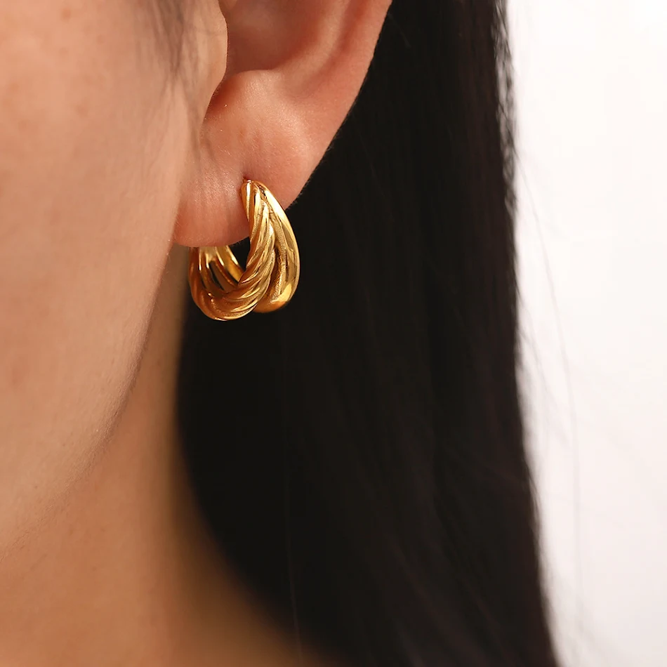 Brincos Cecilia em camadas. Adicione um toque de sofisticação a qualquer visual. Design elegante e moderno. Perfeitos para realçar sua beleza.
