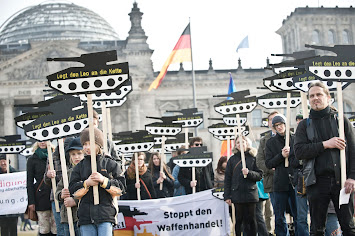 Symbol_Demo_Leos vor Reichstag.jpg