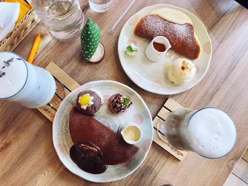 蜂蜜鬆餅🥞很好吃，巧克力鬆餅吃到最後有點甜。份量蠻大的所以一人一份吃到後面有點膩。兩個人一份就非常夠。
