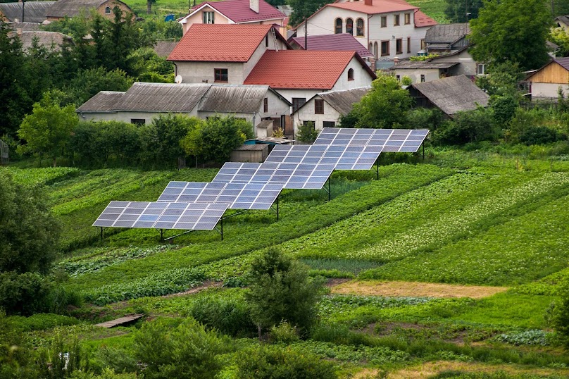 Panele fotowoltaiczne na wsi