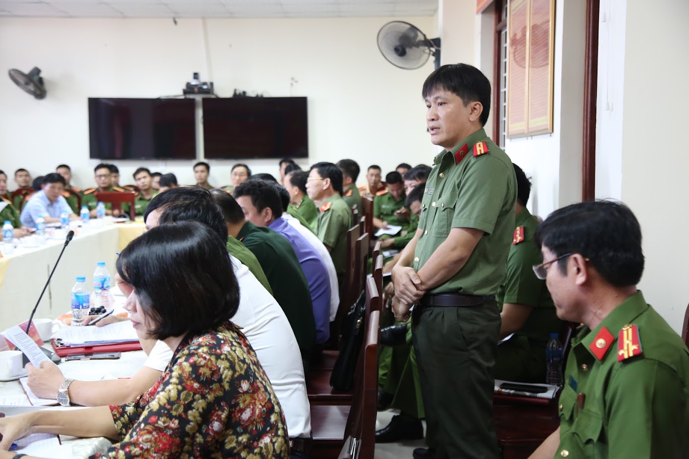 Đồng chí Thiếu tá Tăng Văn Tỉnh, Phó trưởng Công an huyện phụ trách mảng An ninh báo cáo tình hình ANQG trên địa bàn