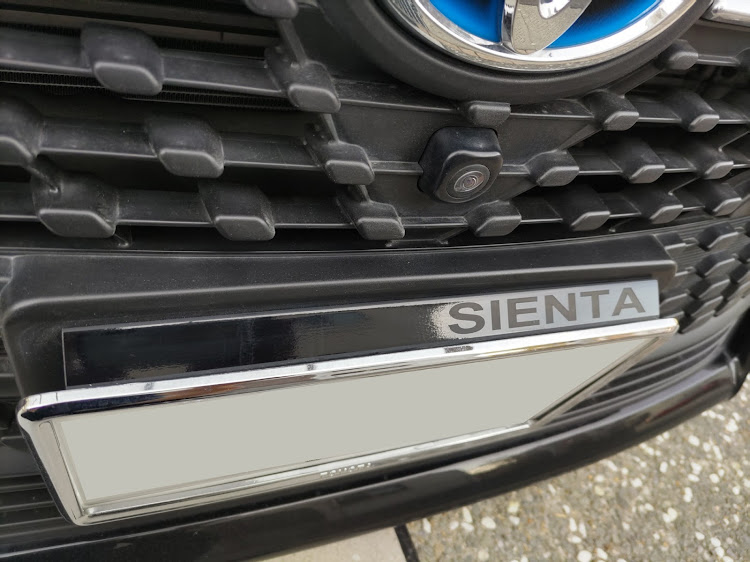シエンタの車名ステッカー・カッティングステッカー・作成5分、貼付け3分・次は。。。・ローガンに関するカスタム事例の投稿画像3枚目