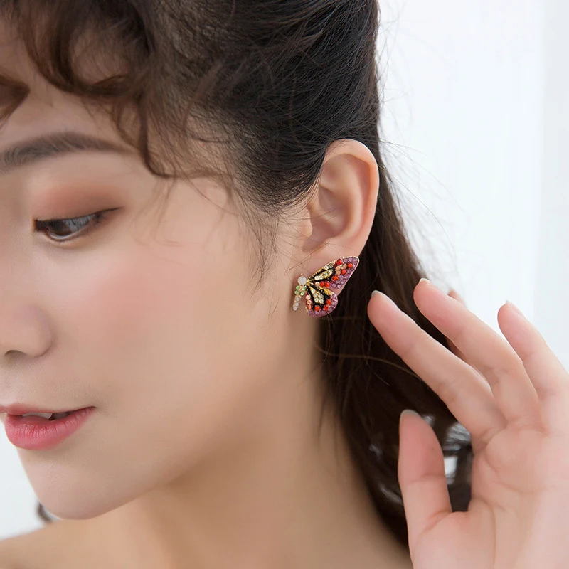 Boucles d'oreilles papillon en argent sterling, cristaux colorés, style girly et doux pour ajouter une touche de fantaisie.