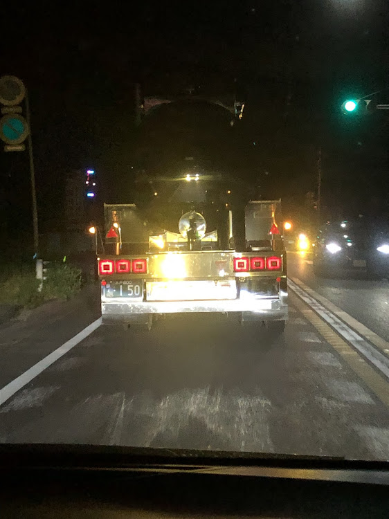 アルファードのなんのこっちゃ！？・鏡面タンクローリーチャンス！・大人×アルファード・イエローフォグビーム砲・敵艦の反射衛星砲に関するカスタム事例の投稿画像2枚目