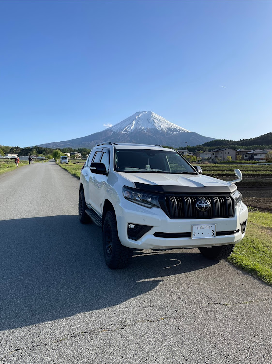ランドクルーザープラドの新緑と愛車・ゴールデンウィーク・オフロード系・マットタイヤ・富士山と愛車に関するカスタム事例の投稿画像1枚目