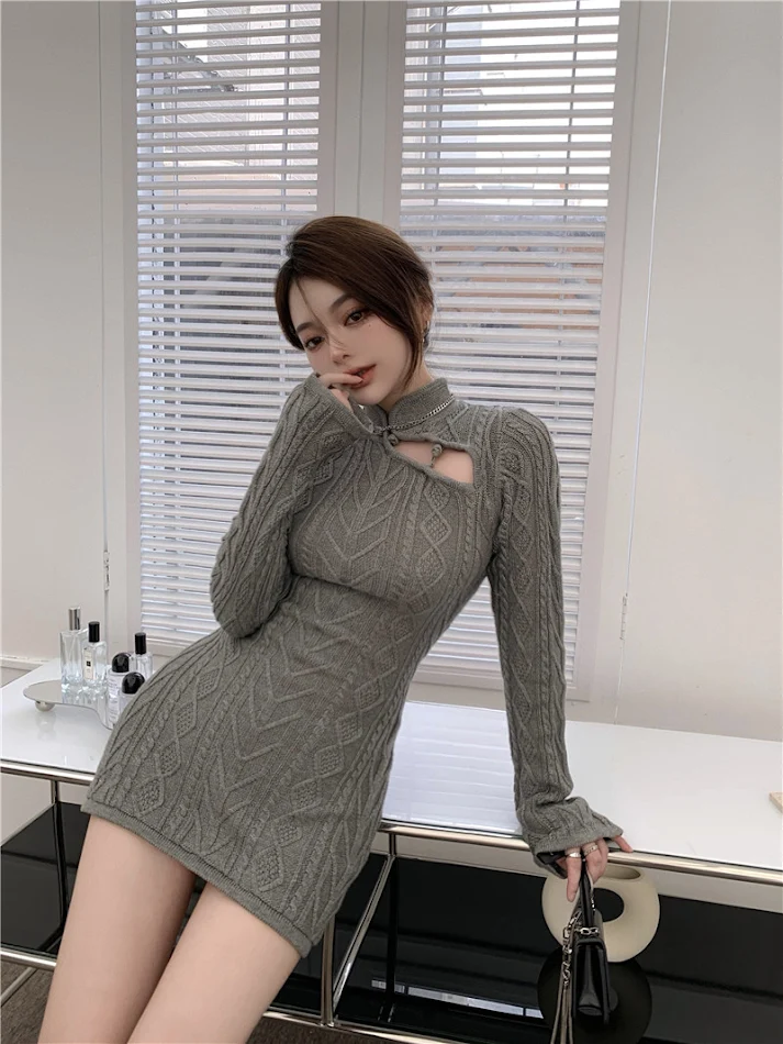 Seksi halter yakalı etek, uzun kollu, kalça vurgulu tasarım, özel geceler için ideal, vücudu saran şık bir görünüm.