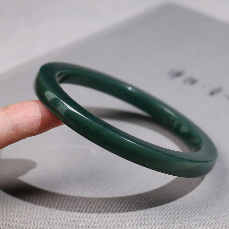 Bracelet en jade Hetian vert foncé barre rectangulaire, un bijou élégant et naturel. Son design unique favorise le bien-être et apporte une touche de raffinement.