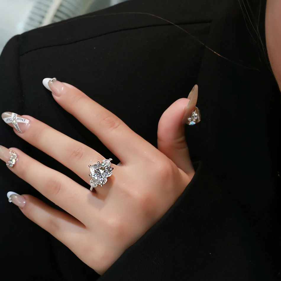 Anel de prata 925 com diamante de 12mm em formato de coração cravejado. Uma joia ideal para celebrar o amor e momentos especiais.