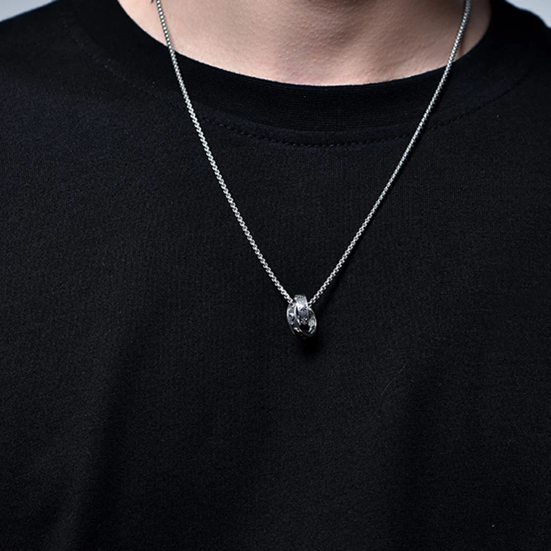 Collier pendentif homme soleil lune étoile. Un bijou symbolique et élégant pour un style unique. Exprimez votre personnalité avec ce pendentif céleste.