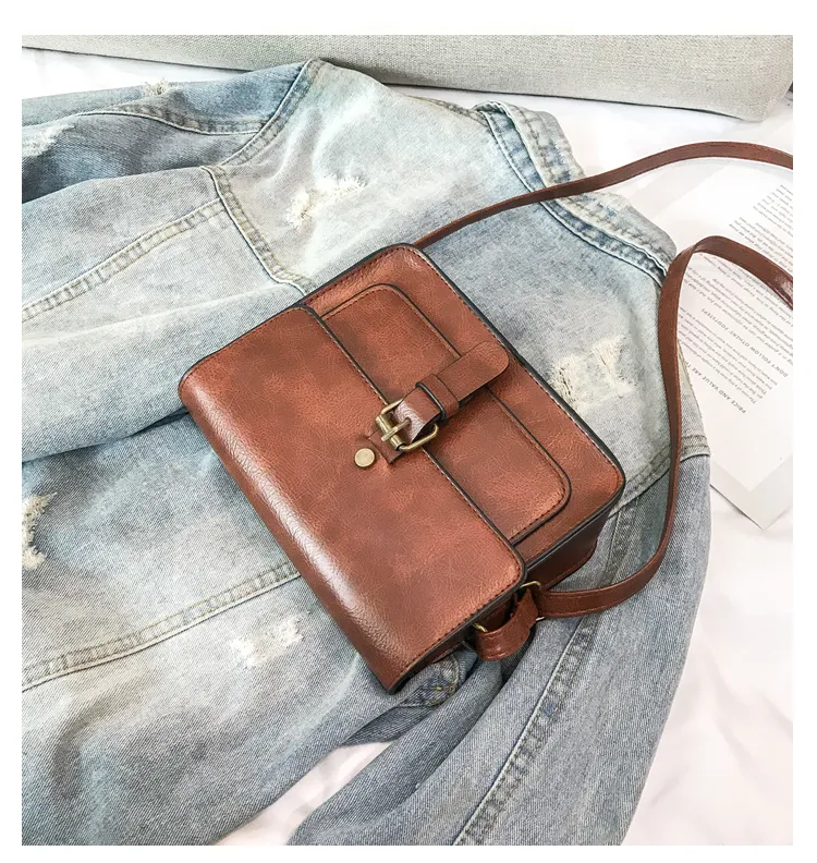 Bolsa de ombro feminina vintage de couro com aba, casual e fashion, ideal para uso diário, combina estilo e praticidade, perfeita para você.