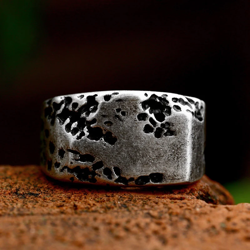Heren vintage rock ring van roestvrij staal. Stoere distressed look. Robuust en duurzaam. Een statement ring voor rebelse mannen.