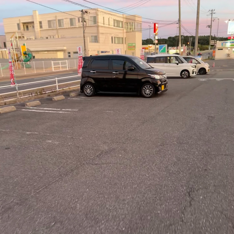 N-WGN カスタムの低いようで低くない中途半端なクルマ・梅雨の晴れ間・夕方にパシャリに関するカスタム事例の投稿画像1枚目