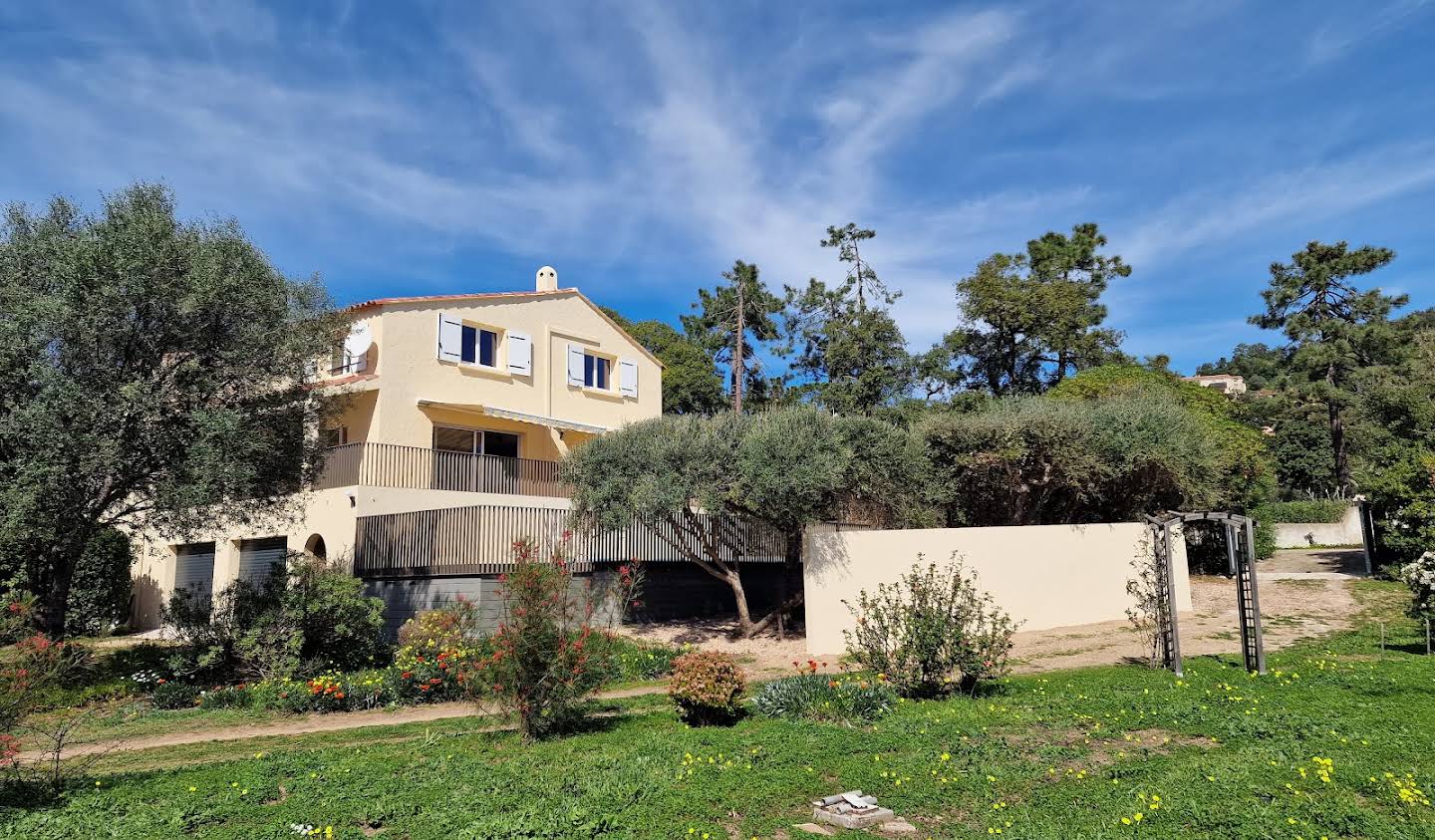 Propriété avec piscine en bord de mer Conca