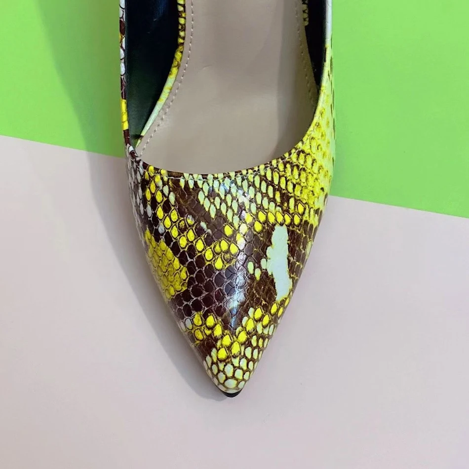 Stilettohakken met gekleurde slangenprint en spitse neus. Perfect om je outfit een trendy en opvallende touch te geven.