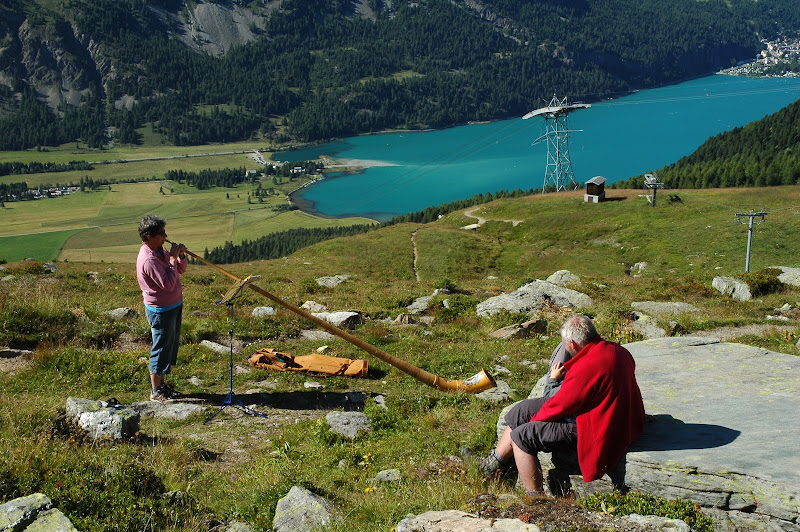 Suonatrice di Alphorn al lago di Silvaplana di benny48