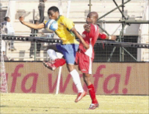 TUSSLE. Surprise Moriri of Mamelodi Sundowns shields the ball away from James Matola of Free State Stars during the MTN 8 Knockout game at Super Stadium in Pretoria yesterday. PHOTO:VELI NHLAPO. 10/08/08. © Sowetan.