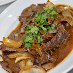 Bistec Encebollado :Del Establo