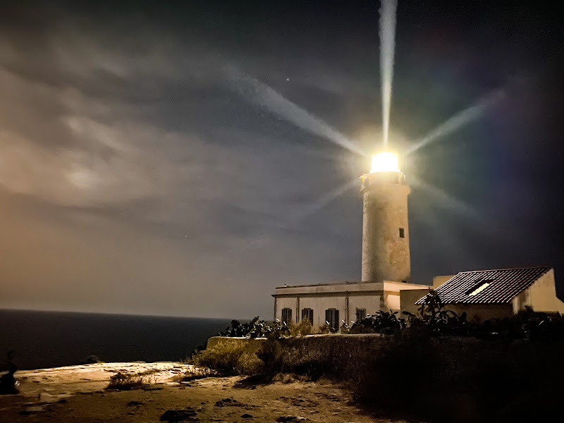 Faro nella notte di orangestone