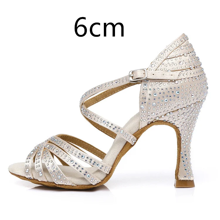 Chaussures de danse latine à strass complet Talon moyen Brillez sur la piste de danse avec ces chaussures élégantes et confortables