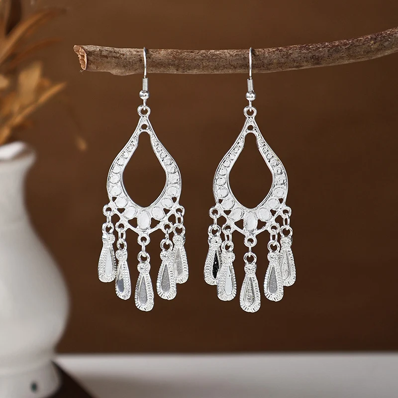 Orecchini etnici lunghi con piume colorate stile antico, perfetti per un look bohémien, aggiungono un tocco di fascino e originalità