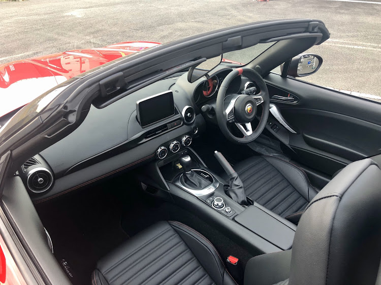 ゴルフ6 GTIのABARTH124スパイダー・メガーヌR.S.トロフィーに関するカスタム事例の投稿画像5枚目