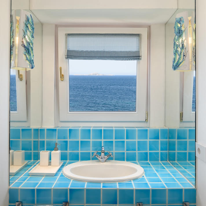 La Scogliera bathroom seaview