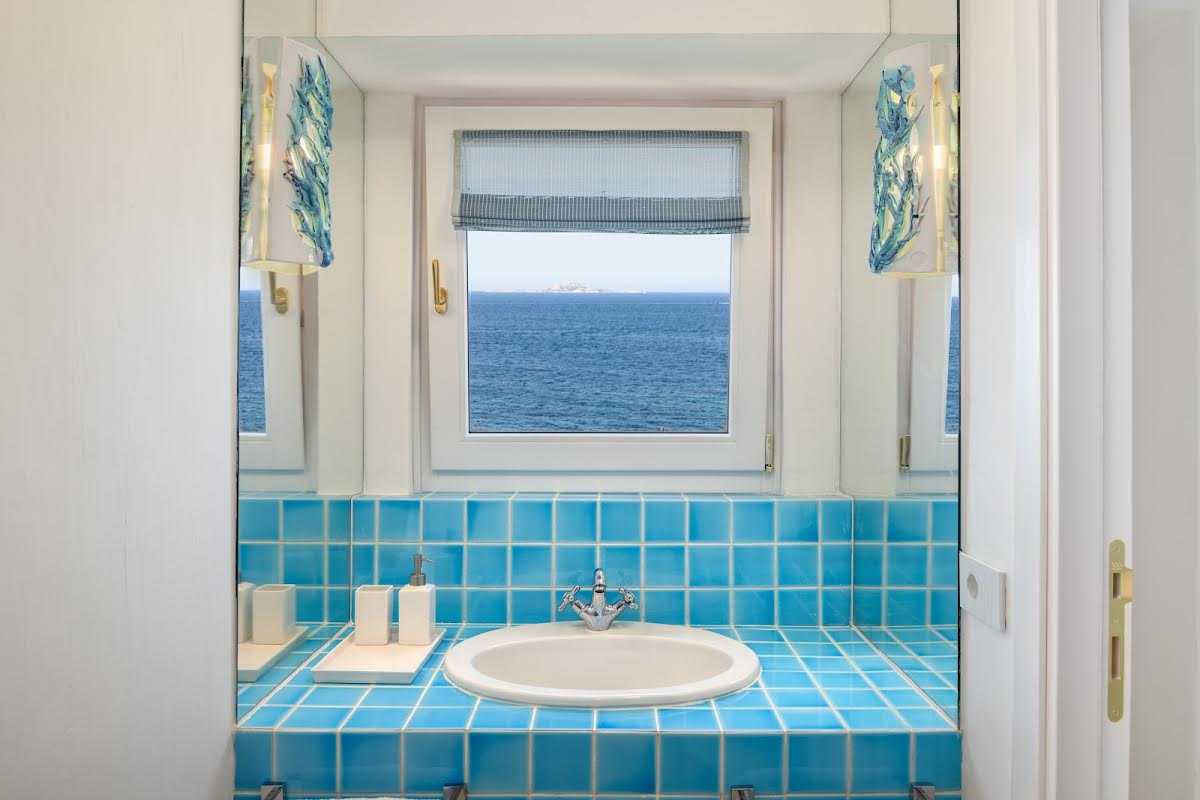 La Scogliera bathroom seaview