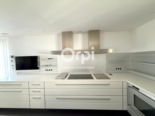 Modern living room with glazed open kitchen - Buy this luxury property in Toulouse, 5 rooms, 2 bedrooms
