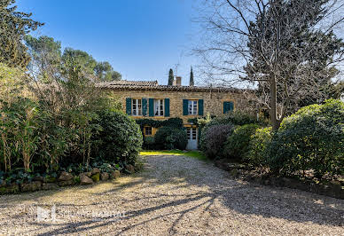 Propriété avec piscine et jardin 4