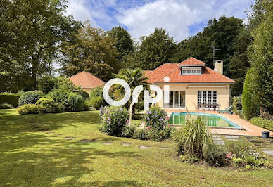 Maison avec piscine et terrasse 1