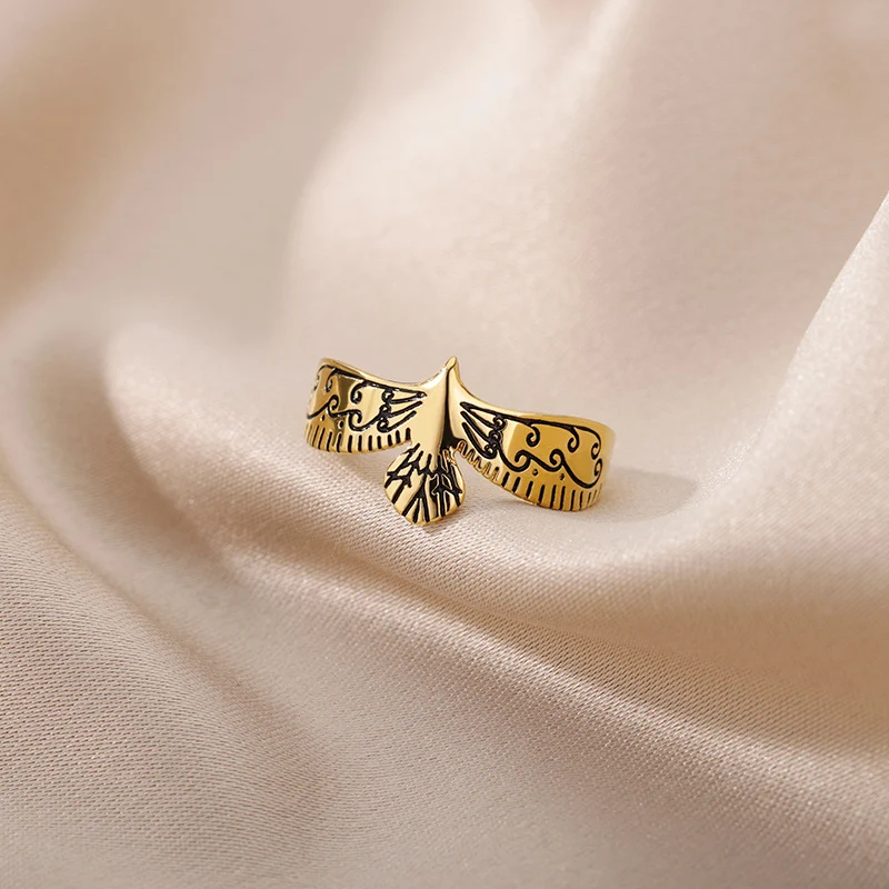Ring met ingelegde zirkonia's, zwart gepatroneerde adelaar, voor heren, een symbool van kracht en een gedurfde stijl. Modieuze sieraden.