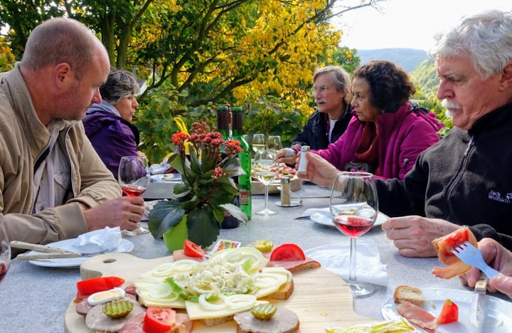 Brot und Wein. Gesellige Runde.