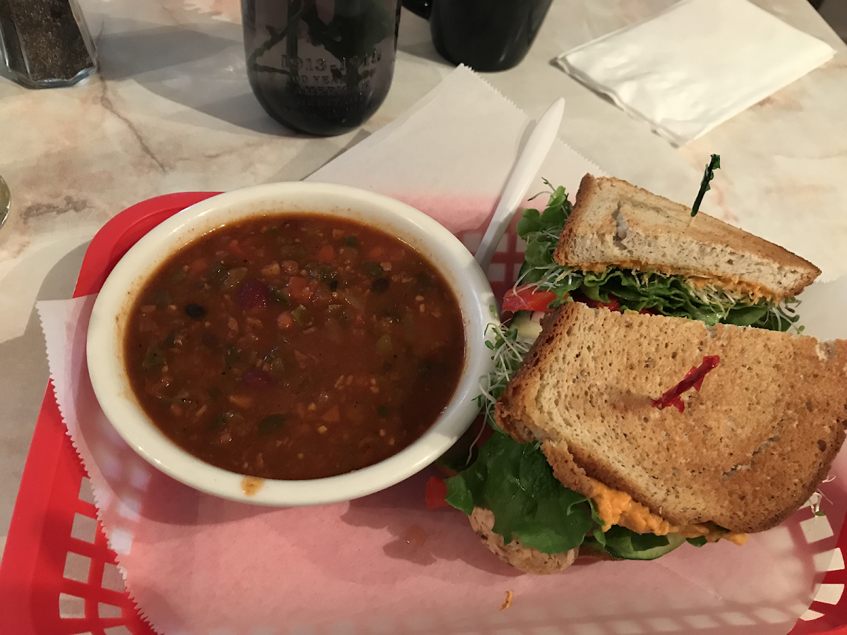 Vegan GF chili & 1/2 GF veggie sandwich w/o cream cheese and mozzarella. 🤤