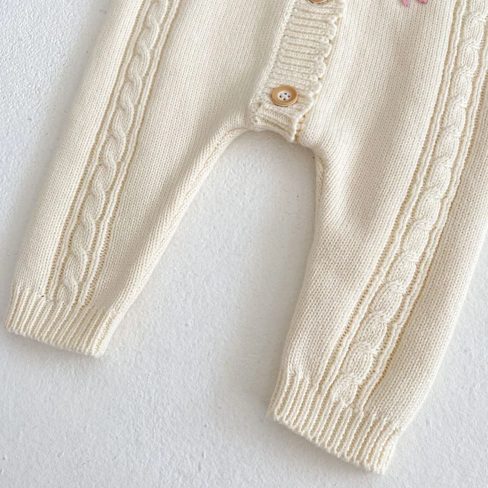 Barboteuse tricotée à la main pour bébé fille avec broderie, confort et style. Le charme de l'artisanat pour votre petite fille.