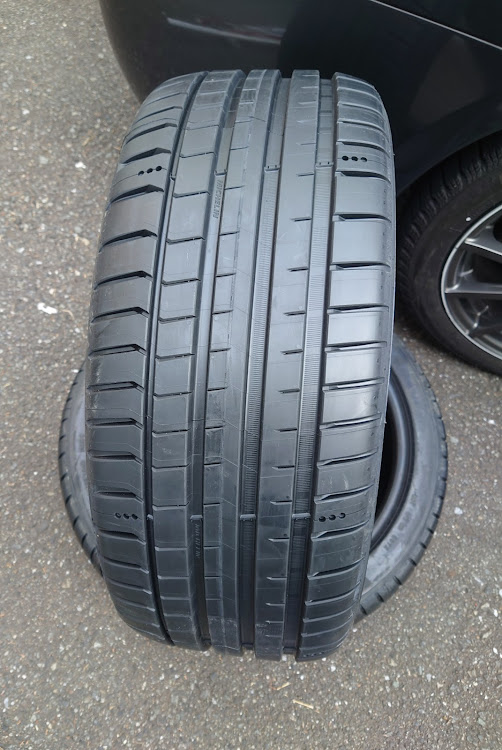 レガシィB4のMichelin・PILOT SPORT 5・ビバンダム・3月もよろしくお願いしますに関するカスタム事例の投稿画像1枚目