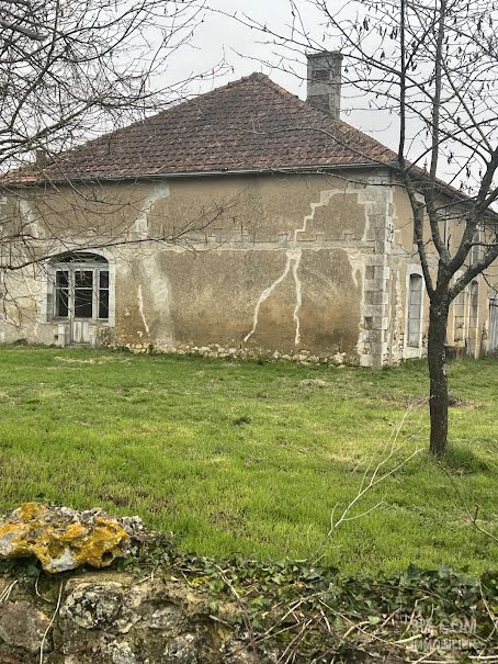 Vente ferme 5 pièces 300 m² à Chauvigny (86300), 106 000 €