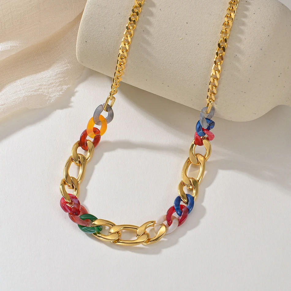 Colar feminino dupla camada com pingente de libélula colorida, miçangas douradas, aço titânio. Elegância e charme.