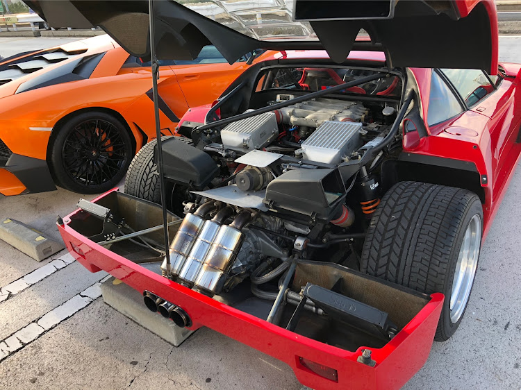 darkbさんが投稿したフェラーリ F40・辰巳第一PAに関するカスタム事例の投稿画像1枚目