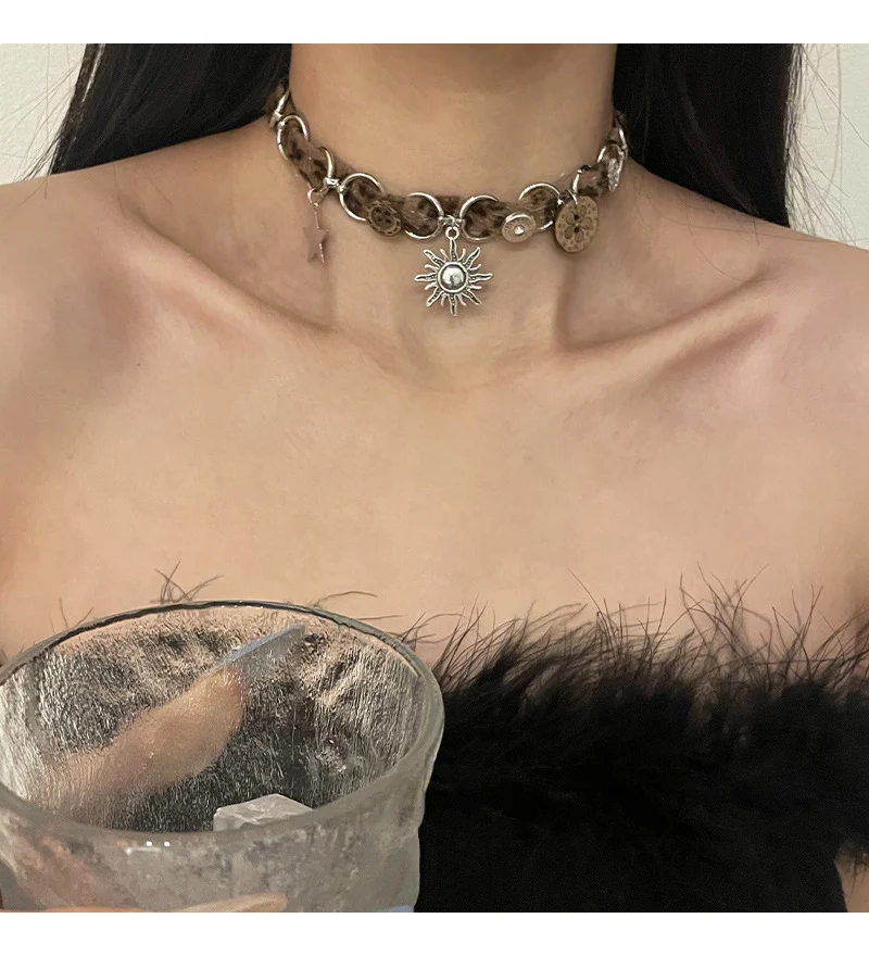 Leopard Pluche Sun XINGX Knopketting Een schattig en zacht accessoire met een luipaardpatroon en een zonneknop. Perfect voor een vleugje charme.