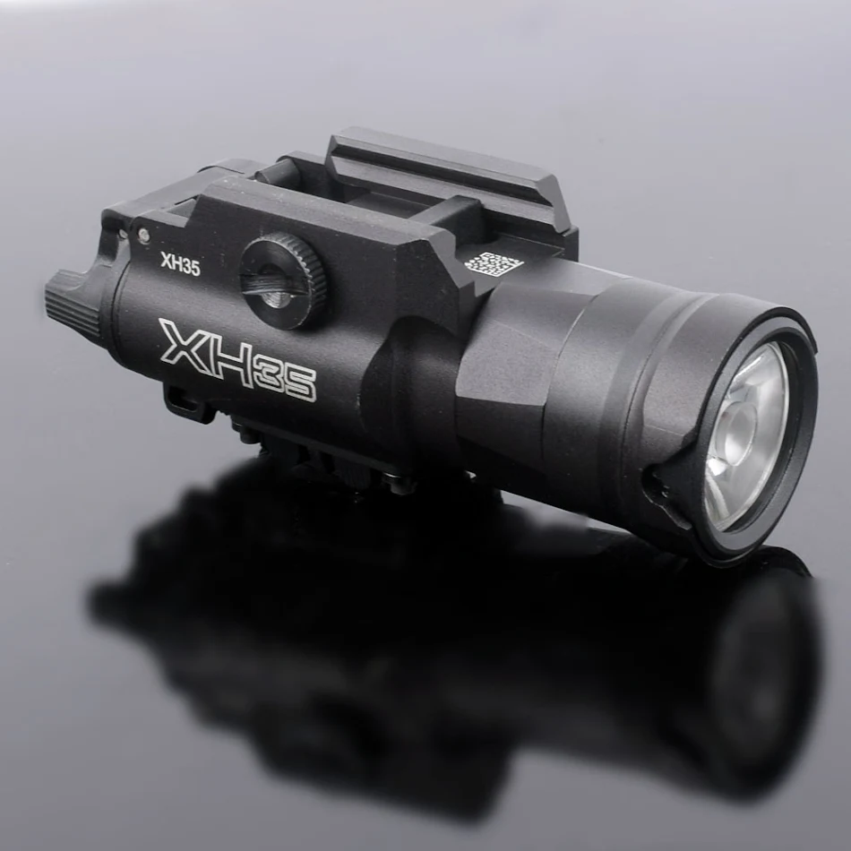 Zaklamp onder een waterbom. Veilige handsfree verlichting, ideaal voor waterspellen in het donker en plezier