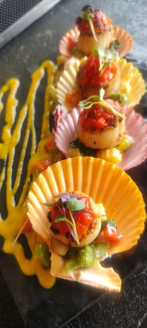 Scallops With Rosted Pepper And Tomato Relish (4 pcs)