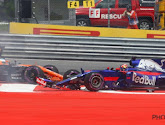 Kvyat rijdt race van Verstappen en Alonso meteen naar de vaantjes! (mét beelden)