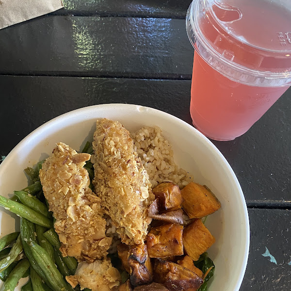 base: spinach and brown rice, vegtables: green beans and sweet potatoes, protein: baked almond chicken