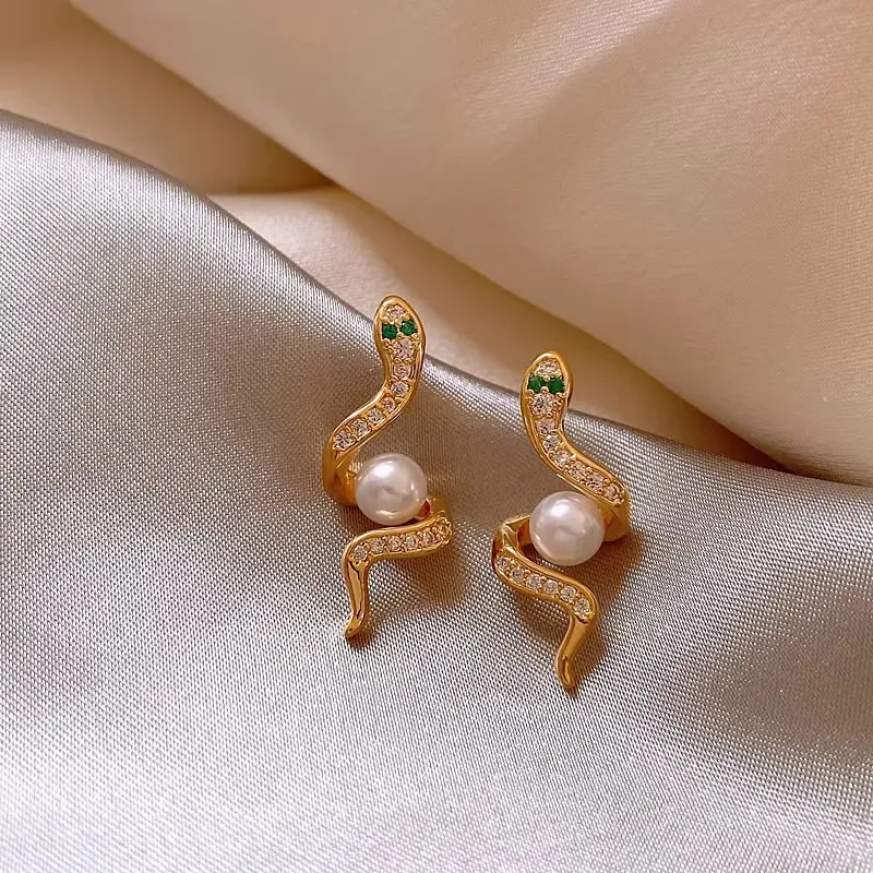 Exquise stud oorbellen voor dames met gesimuleerde zirkonia slang kralen en volledige strass. Stijlvolle oorbellen.
